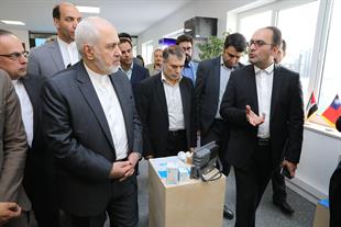 بازدید دکتر ظریف از کارخانه نوآوری آزادی